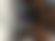 Une jolie jeune adolescente en ébène chevauche un gode jusqu'à ce qu'elle jouisse sur elle-même (partie 2).