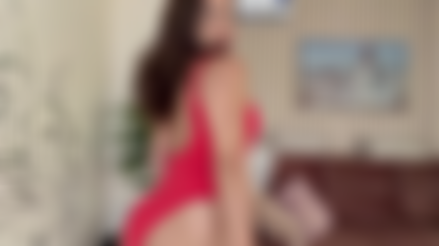 Une femme forte qui fait des pompes nue.