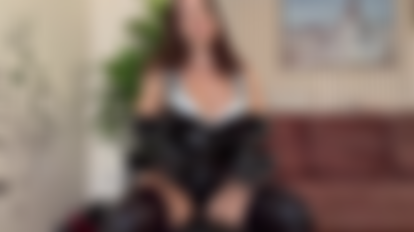 Penchée en latex, seins nus, instruction de branlette.