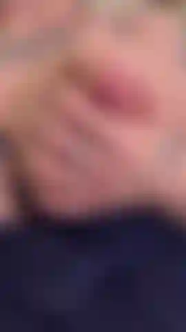 Une taquinerie aux seins laiteux.