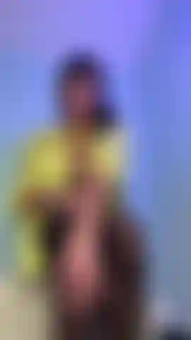 Taquine et chaude avec des collants noirs.