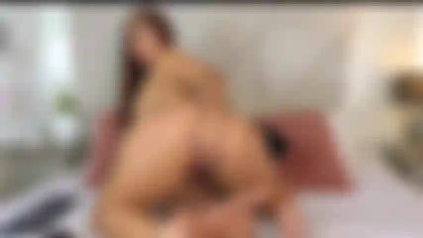 Cette fille latina était seule à la maison et elle a commencé à chevaucher une bite riche, imaginant que c'était la vôtre.