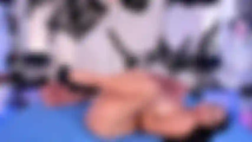 Qui s'étire avant de baiser sauvage.