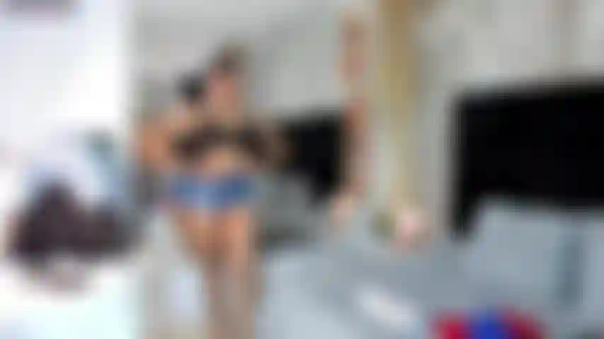 Plusieurs vêtements marquent ma silhouette.