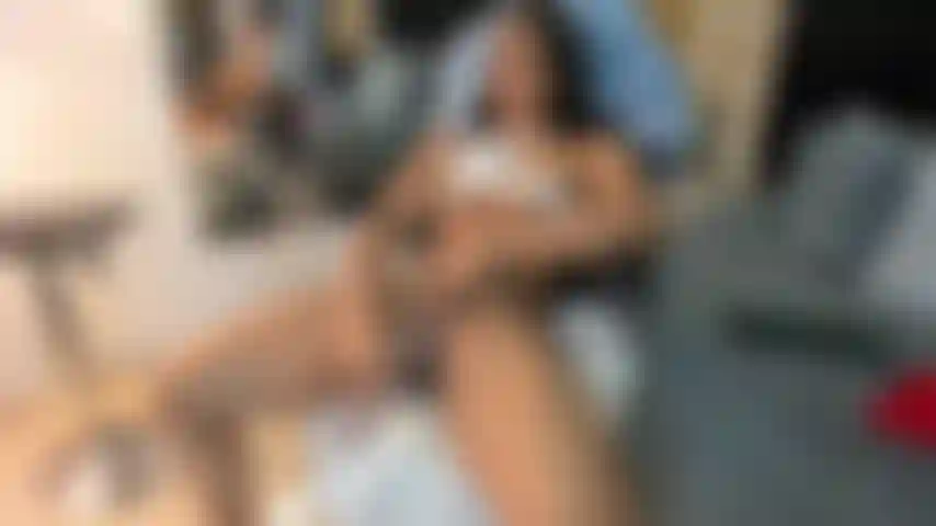 Je serre mes jambes pendant que tu me baises fort.