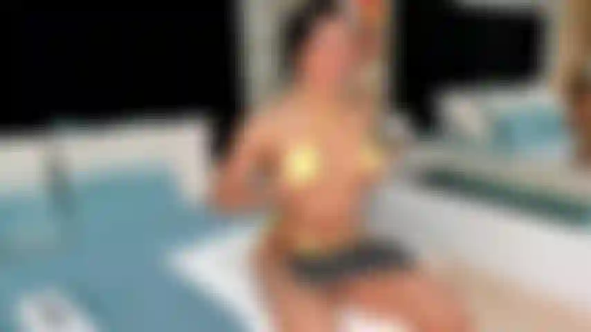 Mon cul fait à ta taille et ta langue.