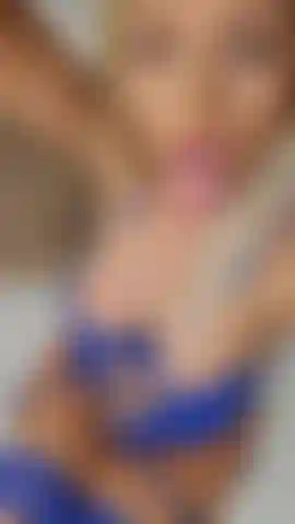 Je me sens tellement excitée ce soir. Viens jouer avec moi.