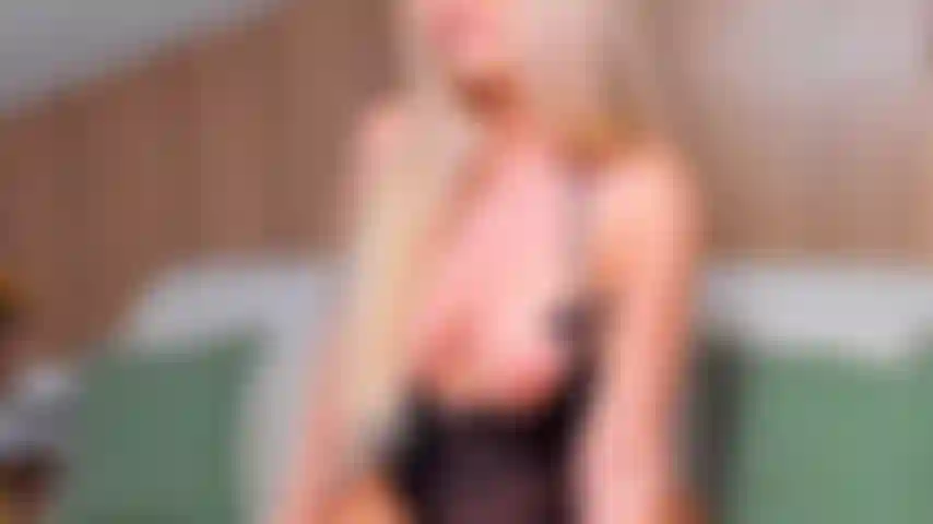 Serre mes seins, j'aime te taquiner.