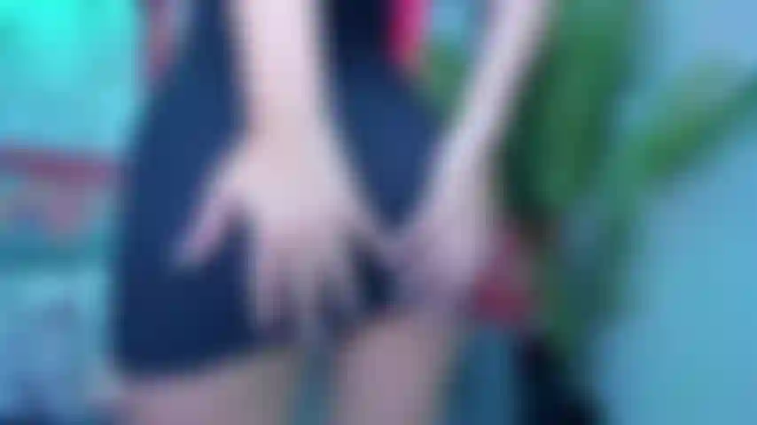 Une robe courte baise un gode. Chatte ouverte.