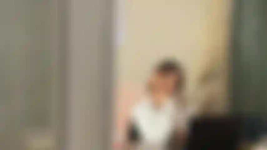 Mon patron m'a surpris en train de toucher ma chatte au bureau.