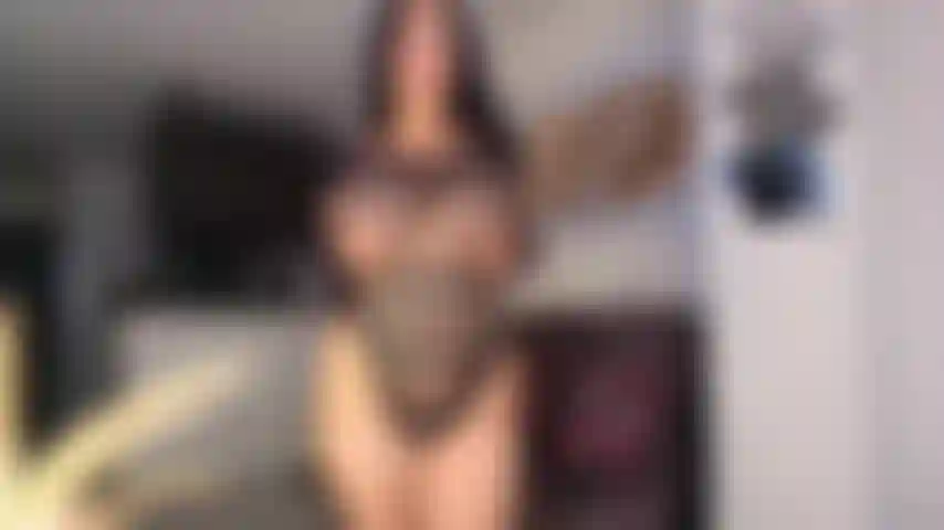 Je me sens vraiment excitée dans mon salon.