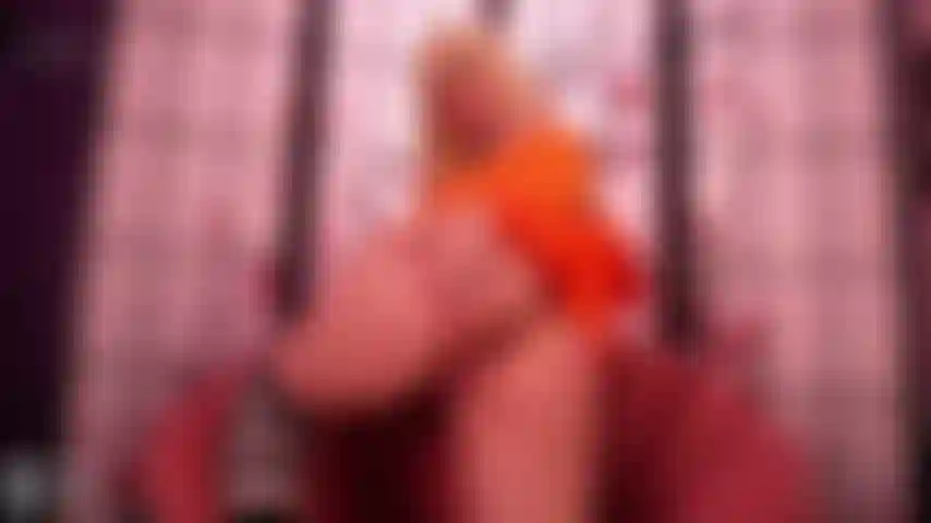 Jeu anal avec un gode.