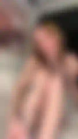 Me suce et me lèche les pieds et les orteils.