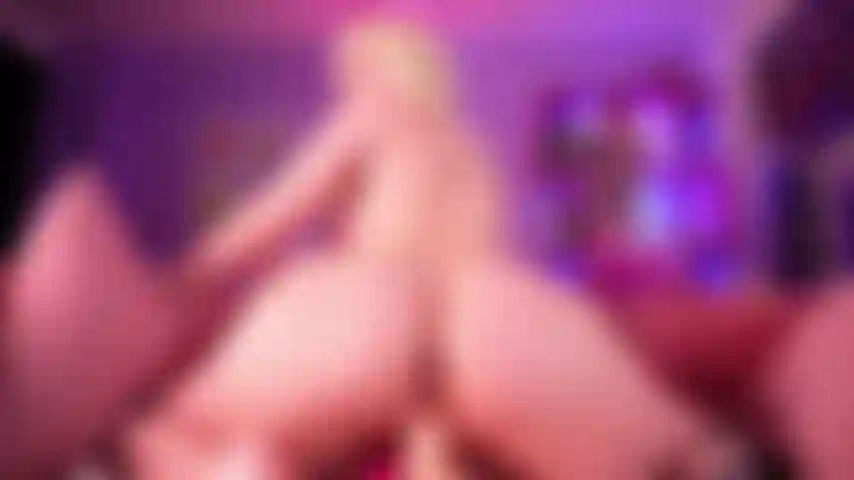 Une jolie blonde qui te chevauche en pov.