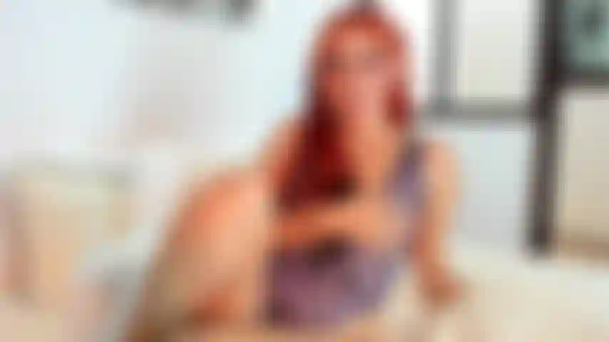 Joue avec ma chatte humide et douce.