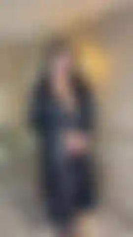 Je me masturbe avec un gode sur une table basse !