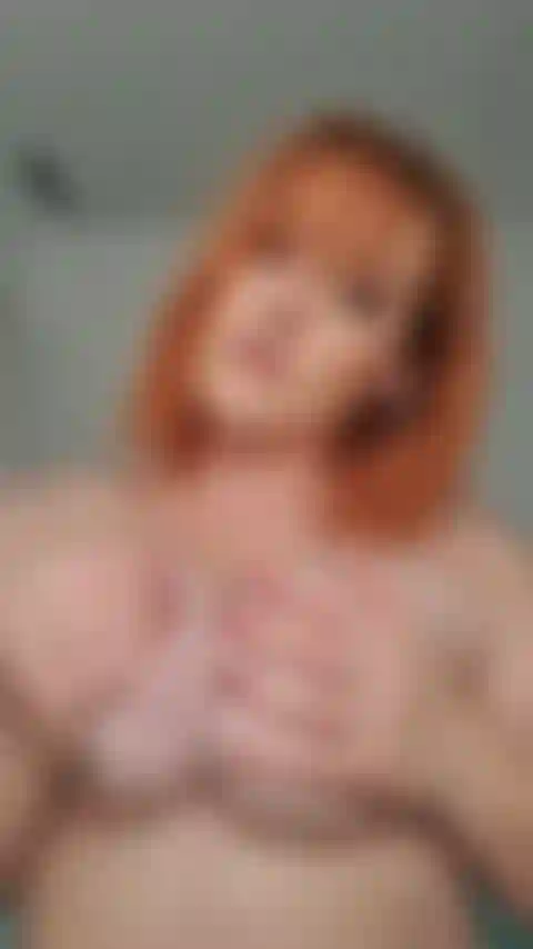 Jouant avec mes seins.