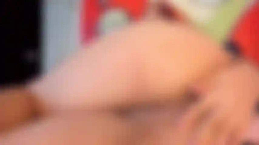 Je suis juste une petite salope coquine qui adore jouer avec mes trous, tu veux jouer aussi ?