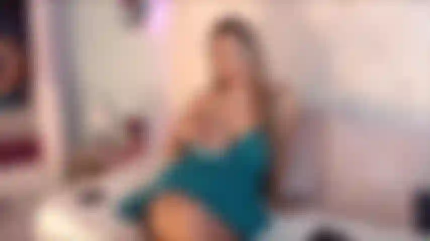 J'adore chevaucher toute ta bite jusqu'à ce que tu me fasses gicler.