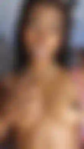 Ivanna te monte sur le bureau.