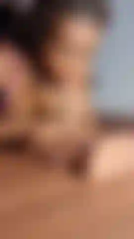 Ivanna suce ta bite sur le bureau.