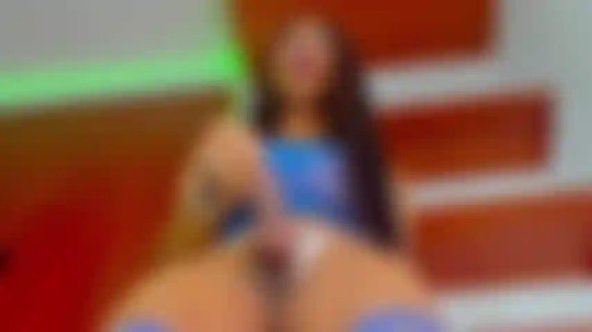 Je jouis pendant que tu me regardes d'en bas comme si tu étais à genoux devant moi.