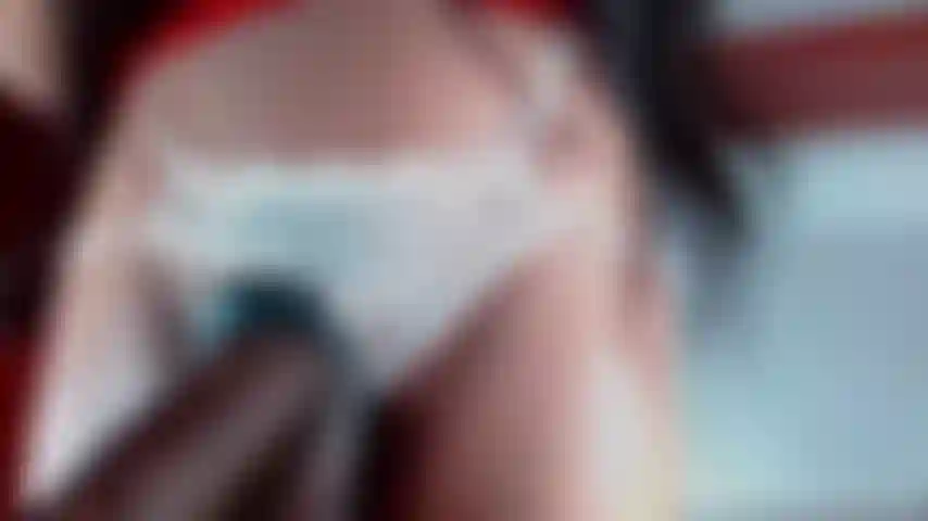 Charge énorme en me caressant les couilles avec des vibrations.