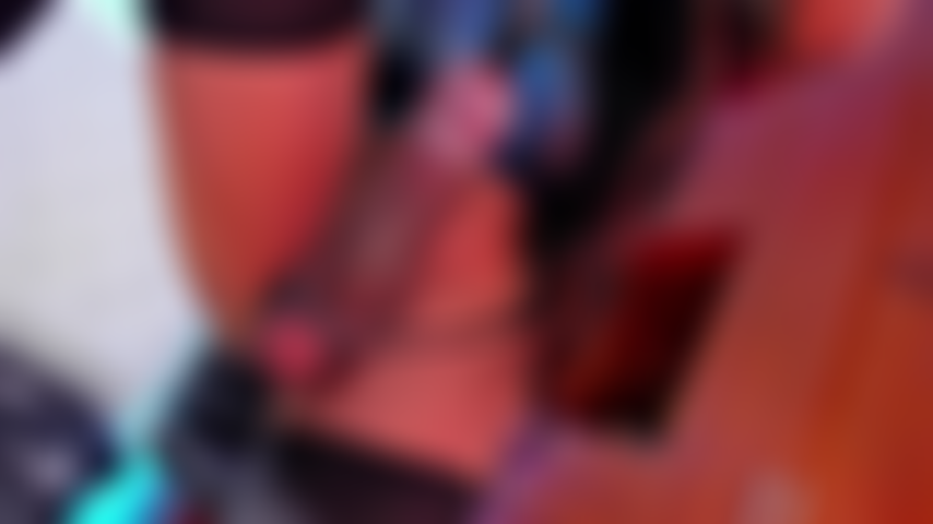 Sexy ivana avec une pompe sur son énorme bite et une énorme éjaculation.