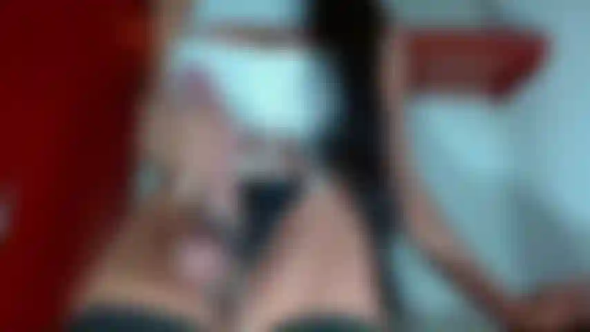 Bite géante + énormes couilles attachées = énorme éjaculation.