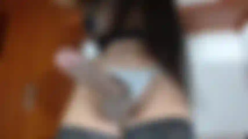 La belle ivana joue avec son énorme bite.