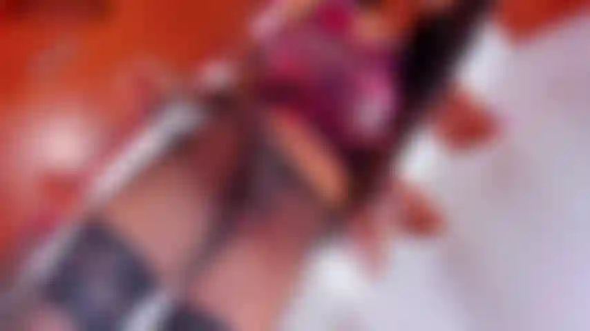 La mignonne ivanna en collants gicle.