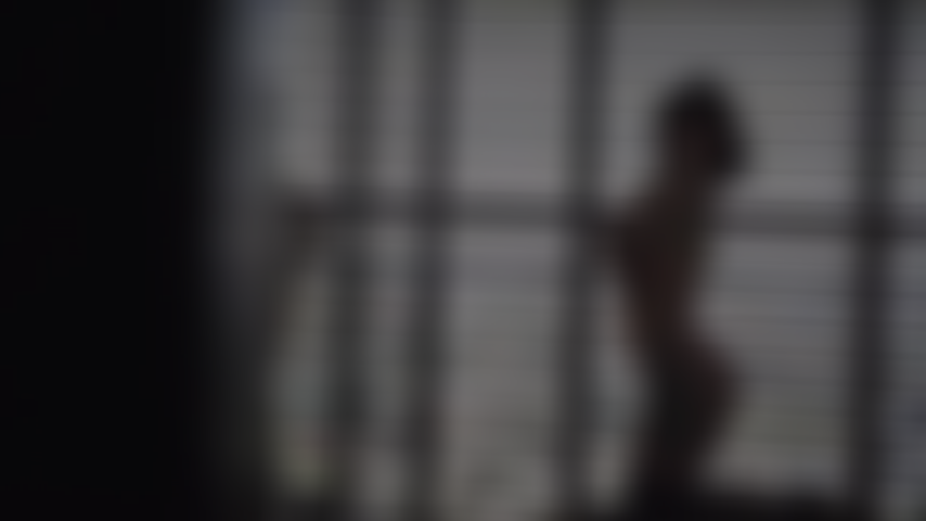 Déshabille-moi lentement et laisse tes mains me toucher aux endroits