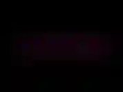 Regarde-moi allumer une cigarette et la laisser brûler pendant que je me déshabille lentement.