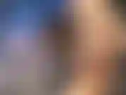 Jouant avec ma chatte serrée.