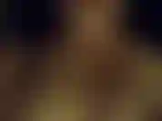 Orgasme tard dans la nuit avec un colocataire endormi sur le canapé à côté de moi. Je suce des doigts propres.