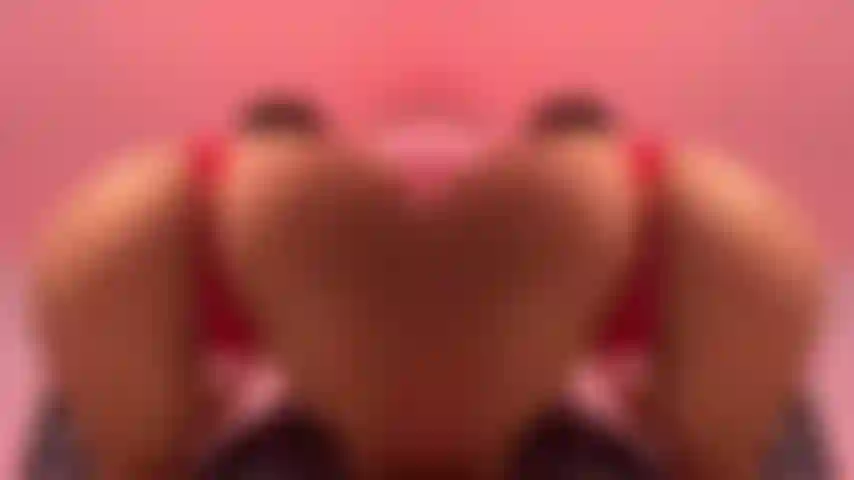 Pov, je fais mon entraînement de squat sur ton visage sans culotte.