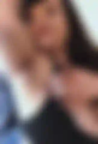Mes énormes seins et moi fumons une cigarette et j'admire mes aisselles poilues. *Non-nue.