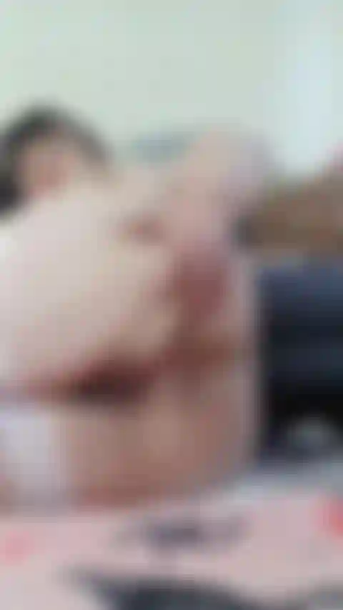 Mmmmmm, je deviens coquine avec un amant ! Je lui montre et vous montre mon trou du cul, je le taquine, et je me le fais bien baiser. Je me fais une double pénétration toute seule et ensuite je jouis fort, en squirtant !