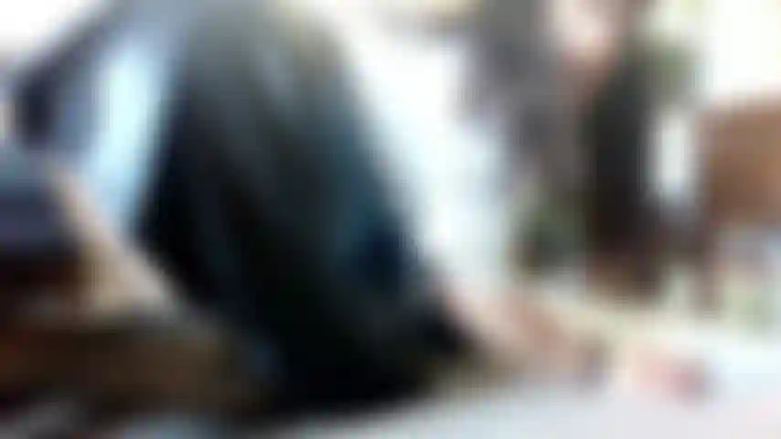 Il y a longtemps, avant les caméras sophistiquées, je faisais des vidéos personnalisées avec un téléphone portable. Regardez-moi dans une autre vidéo personnalisée rétro, en tenue complète d'écolière avec des couettes et des lunettes. Je l'ai surpris en train de regarder, et je lui en ai mis plein les yeux, c'est certain. #Bbw #oldschool #vouyer #chatterasée #grosseins #écolière #jeuderôle #tease #grandeslèvres #chaussettesmontantes #ssbbw.