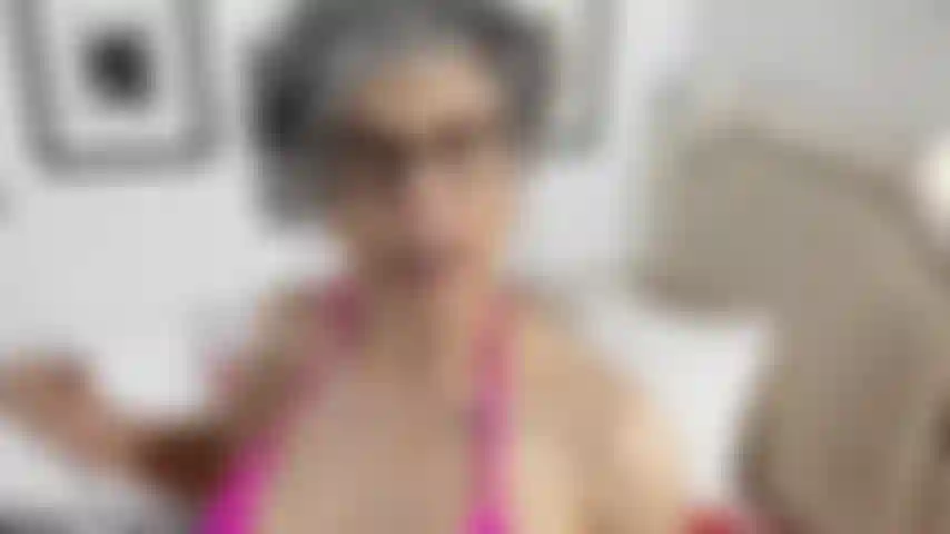 33. Votre joie ! Regardez izzy vous séduire avec ses seins voluptueux vous entraînant dans un orgasme explosif dans ce court clip.