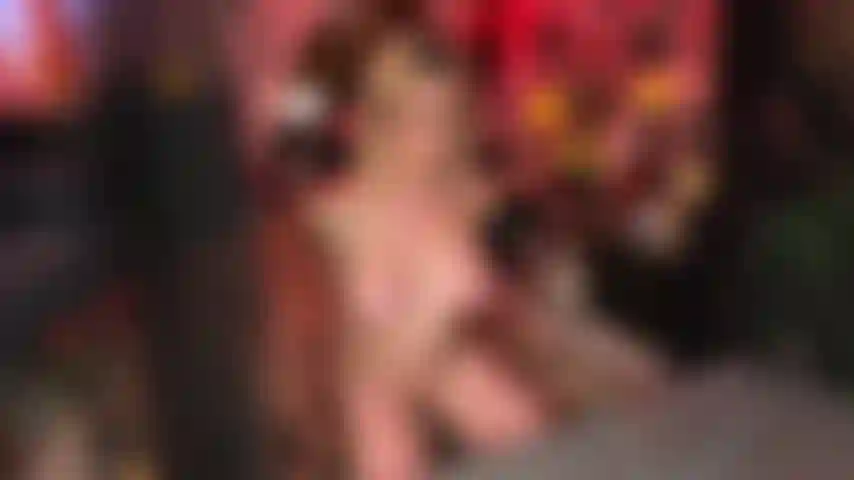 Une salope menottée qui suce une bite et baise un oreiller pour jouir.