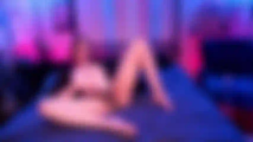 Jade nyxxx se concentre sur les pieds caressants.