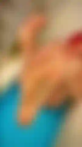 Taquine les pieds dans la baignoire.