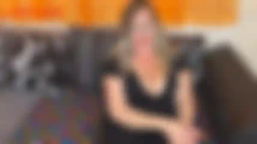 Piégée pour devenir une pute de webcam - jackie a reçu une amie ce soir, elles n'ont pas pu se retrouver depuis une éternité. La pandémie a poussé jackie à perdre son emploi et elle avoue être vraiment désespérée par manque d'argent, elle aussi...