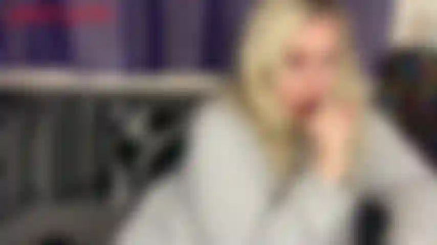 Entièrement habillée mais tu ne peux toujours pas t'arrêter - jackie est dans son pyjama douillet et moelleux, en train de se préparer pour aller au lit. Toi en revanche tu es dur comme de la pierre et complètement obsédé par jackie peu importe ce qu'elle porte, même quand elle est entièrement habillée tu ne peux pas t'arrêter...