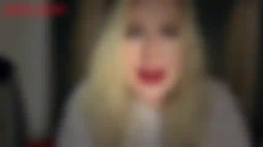 La lotion fait gonfler les seins avant la fête à la piscine - jackie est en appel vidéo avec son petit ami qui lui a gentiment envoyé un beau maillot de bain et de la crème solaire pour sa fête porno à la piscine. Vous voyez, le petit ami de jackie travaille dans le porno, mais jackie lui fait confiance...