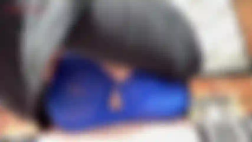 Morning pits and tits-jackie est assise au soleil ce matin, profitant de l'air frais. Elle enlève son haut pour dévoiler son joli soutien-gorge et ses aisselles poilues. Elle exhibe ses aisselles poilues avant de sortir ses gros seins naturels et de les secouer...