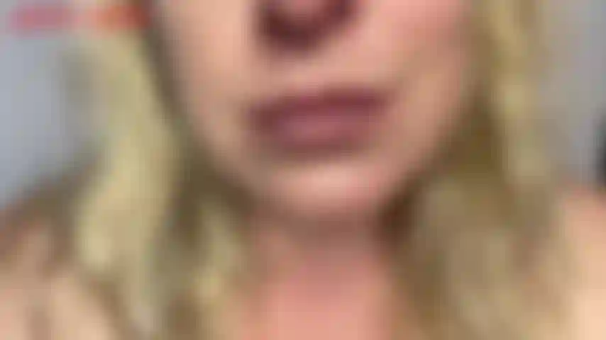 Lécher les lèvres mouillées asmr-jackie a ses belles lèvres peintes dans une teinte nude. Jackie prend sa longue langue et la fait rouler encore et encore sur nos lèvres pulpeuses jusqu'à ce qu'elles soient absolument mouillées de sa salive. Jackie prend sa langue mouillée et la tend pour que tu...