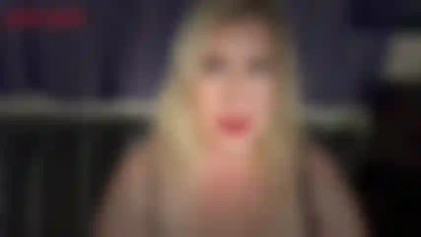 N'ose pas jouir sur mon visage !-Dans ce clip de fétichisme du visage, jackie est cadrée du cou vers le haut, regardant la caméra. Elle te voit en train de te branler, et elle veut que tu arrêtes ça tout de suite ! Elle te dit encore et encore de ne pas te branler en regardant son visage...