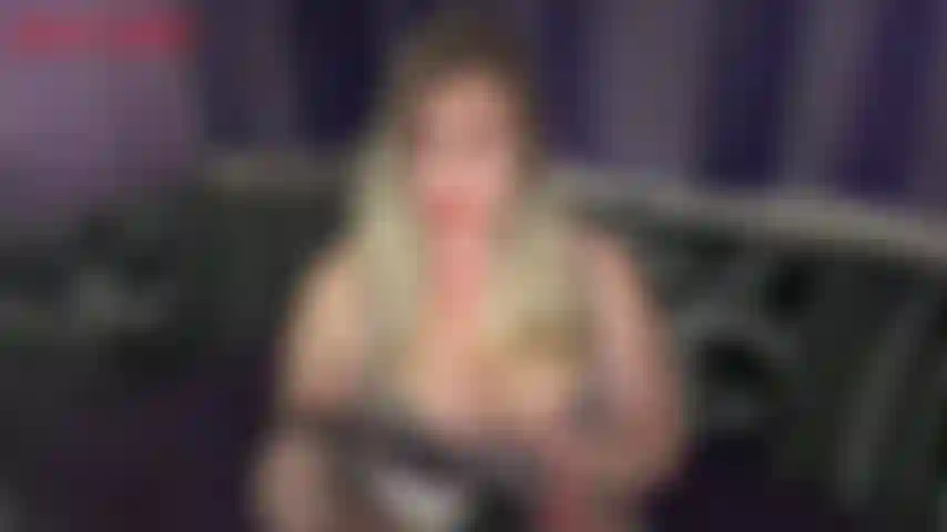 Petite bite noire baisée 2- : c'était une vidéo personnalisée pour un fan : tu m'appelles encore une fois, fais ce que petite bite de cocu ****** fait... Pour te préparer pour une vraie bite ******... Une grosse et longue bite ******... Tu y vas en me disant de lécher ton clitoris et de le faire bien ..